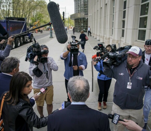 MEDIEINTERESSE: Det er enorm interesse rundt den pågående rettssaken. Her snakker Keith Ranieres advokat Paul DerOhannesian med pressen tirsdag. Foto: NTB Scanpix MEDIEINTERESSE: Det er enorm interesse rundt den pågående rettssaken. Her snakker Keith Ranieres advokat Paul DerOhannesian med pressen tirsdag. Foto: NTB Scanpix